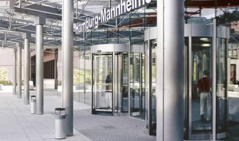 EdelstahlsÃ¤ulentragwerk im Eingangsbereich der Hamburg-Mannheimer Versicherungszentrale Hamburg (DE)